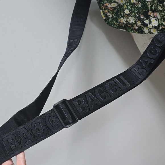 BAGGU Camera Crossbody In Daisy Print - Picture 15 of 15
